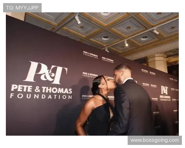 克莱分享甜蜜瞬间女友意外现身让生活更加美好与珍贵