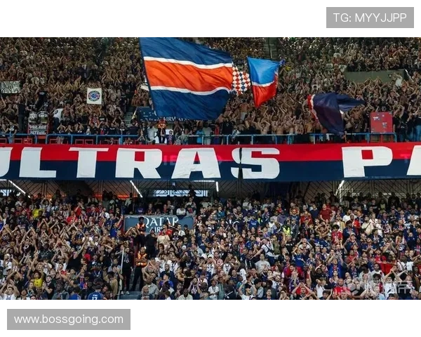 巴黎球迷大巴深夜抛锚高速上80人被困数小时等待救援